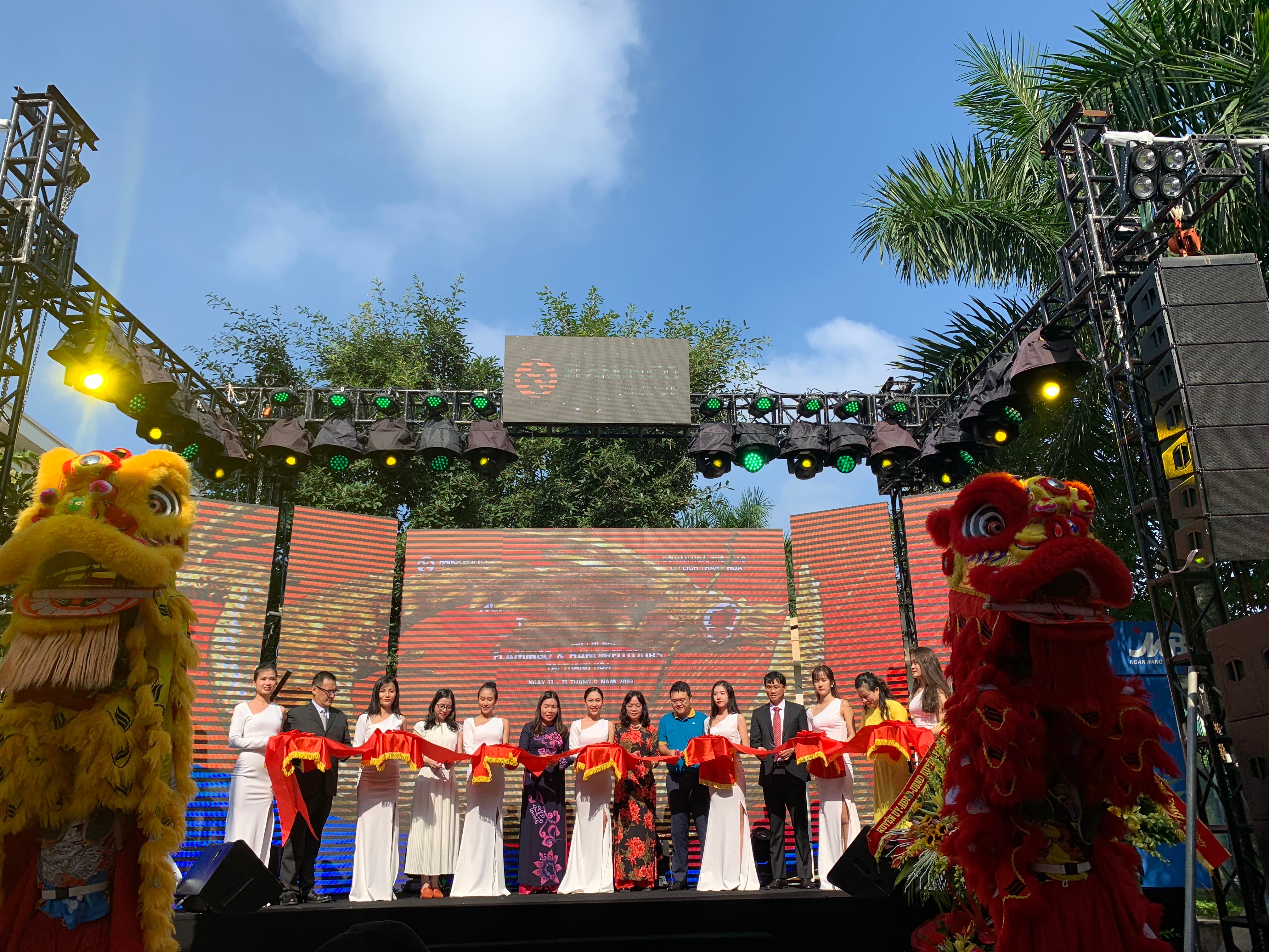 TƯNG BỪNG KHAI TRƯƠNG VĂN PHÒNG HANOIREDTOURS CHI NHÁNH BẮC TRUNG BỘ
